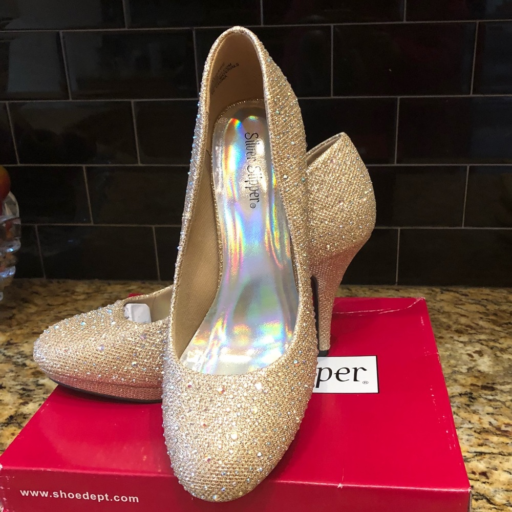 Women’s “Silver Slipper” shoe size 8 new in box